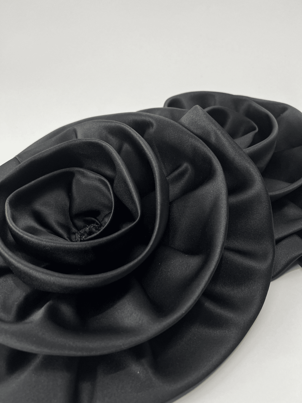Ceva Camellia Flower Satin Gloves In Black