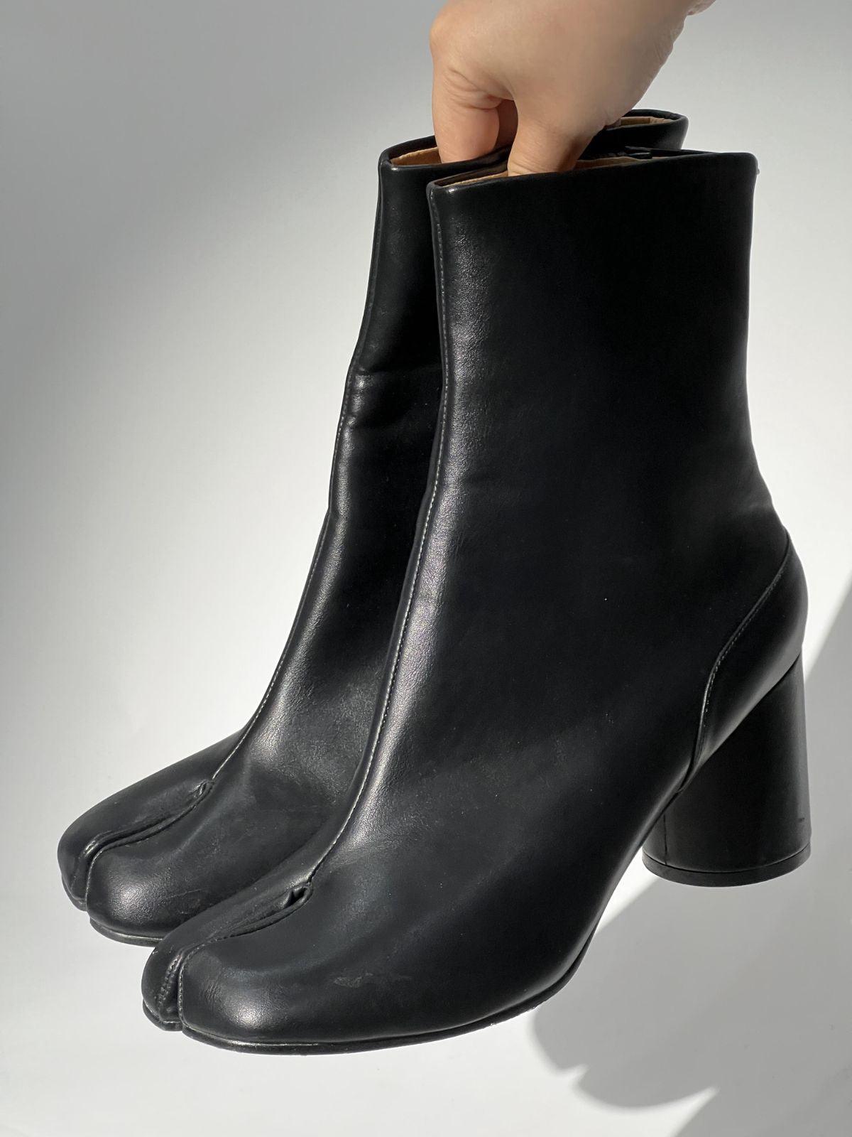 Wallon Tabi Toe Leather Boots In Black